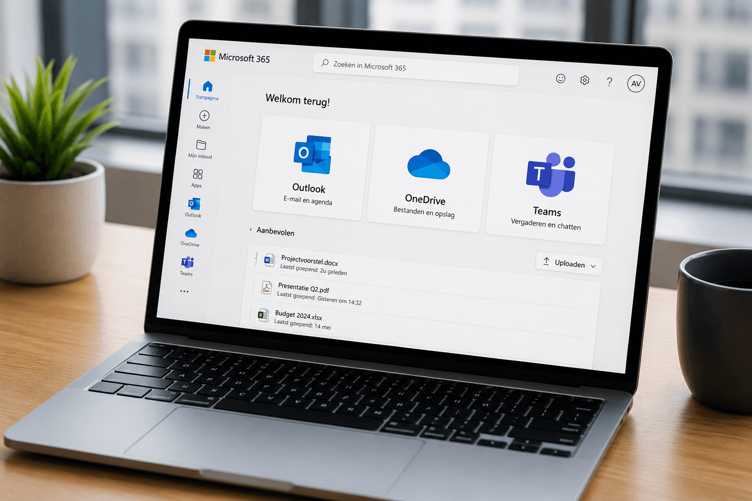 Microsoft 365 met Outlook OneDrive en Teams op een laptop
